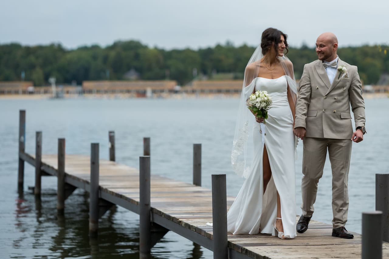Freie Trauung am Wannsee Berlin, Brautpaar spaziert gemeinsam über den Steg nach der Zeremonie