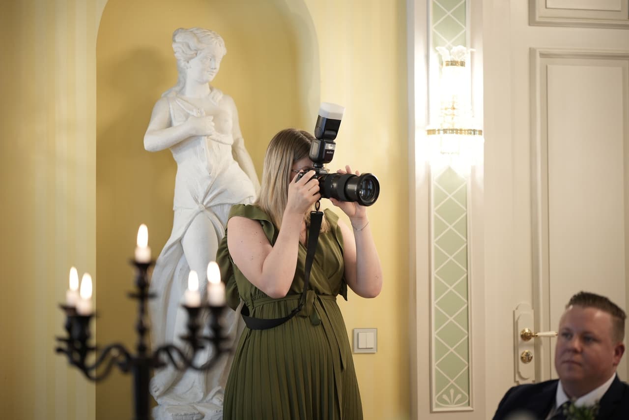 Hochzeitsfotografin Berlin fotografiert unauffällig eine Trauung im historischen Innenraum