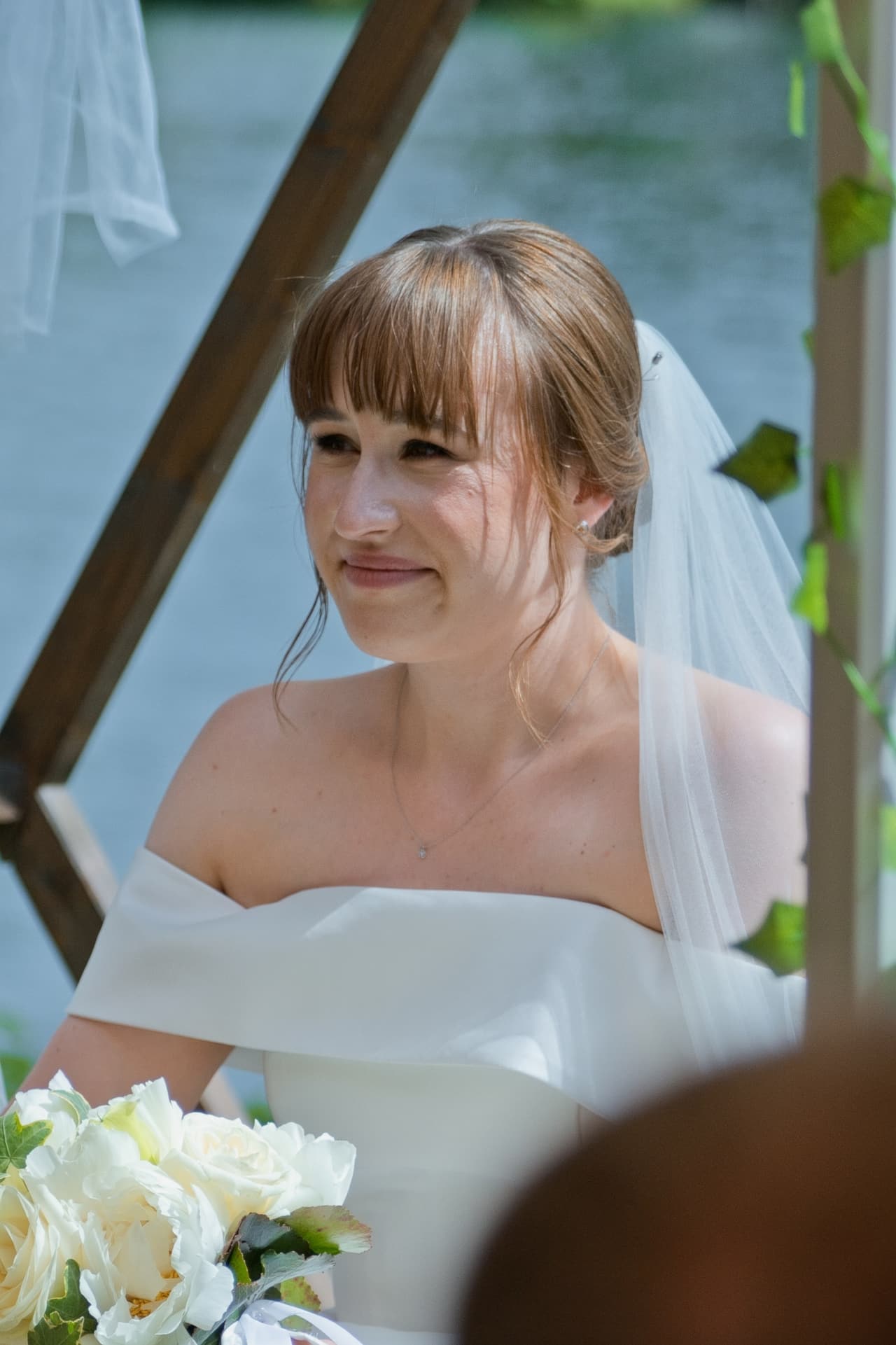 Portrait der Braut während der freien Trauung mit Blick auf die Dahme