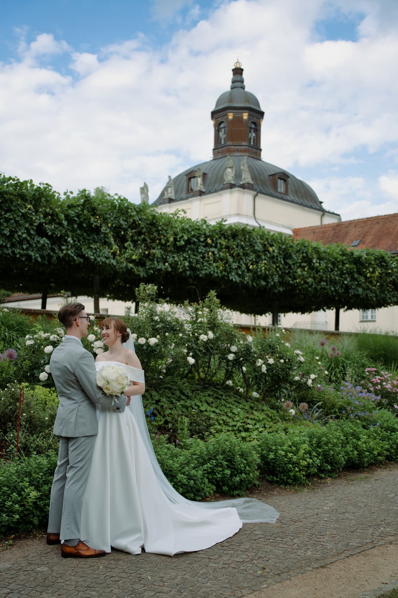 Brautpaar im Schlossgarten Köpenick, im Hintergrund die Kuppel der Schlosskirche
