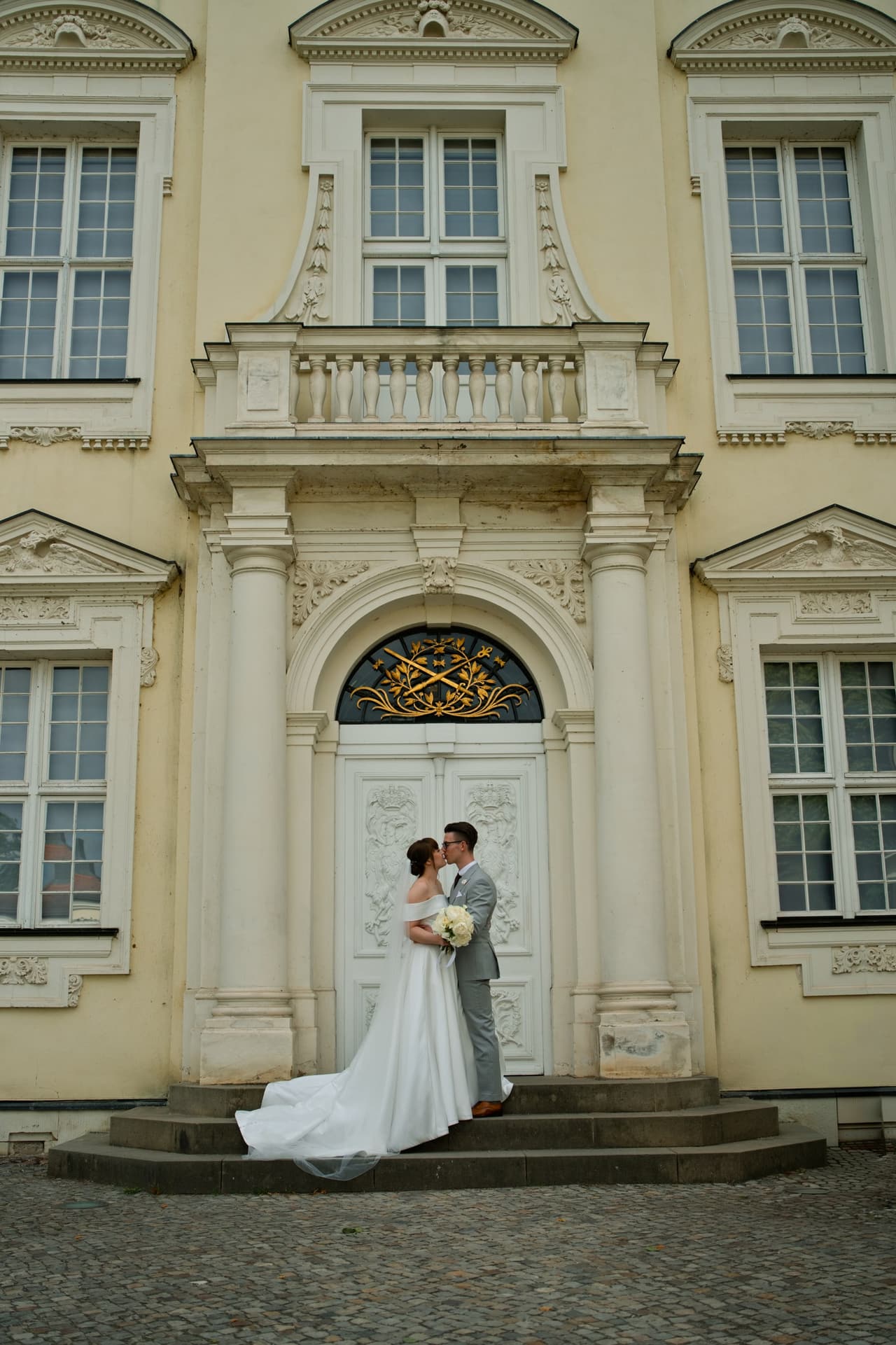Brautpaar vor dem Portal von Schloss Köpenick