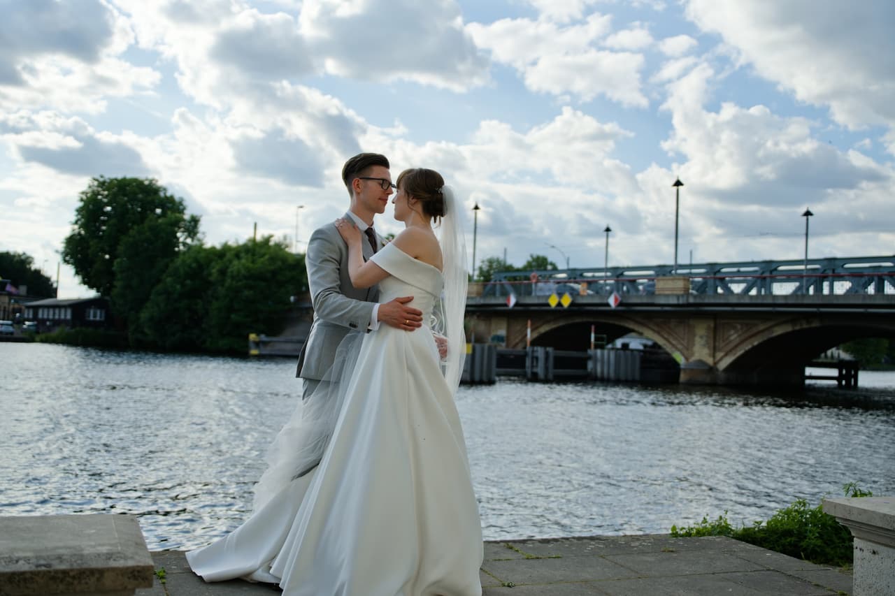 Brautpaar tanzt am Wasser in Köpenick, im Hintergrund die Brücke