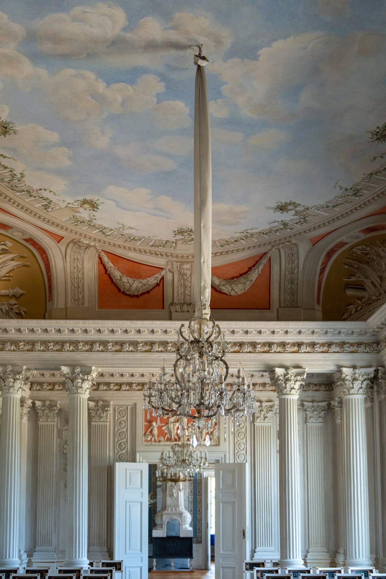 Deckengemälde und Kronleuchter im Festsaal von Schloss Friedrichsfelde