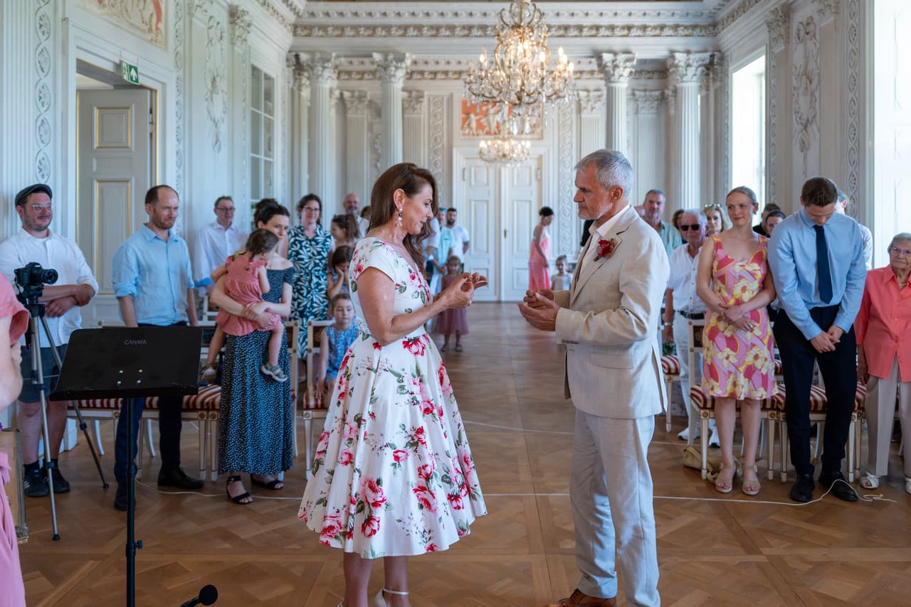Ringtausch bei der freien Trauung im Festsaal von Schloss Friedrichsfelde