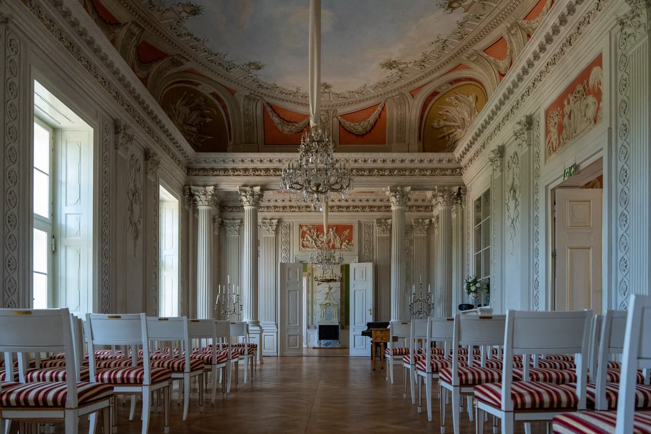 Festsaal im Schloss Friedrichsfelde Berlin, für die freie Trauung bestuhlt
