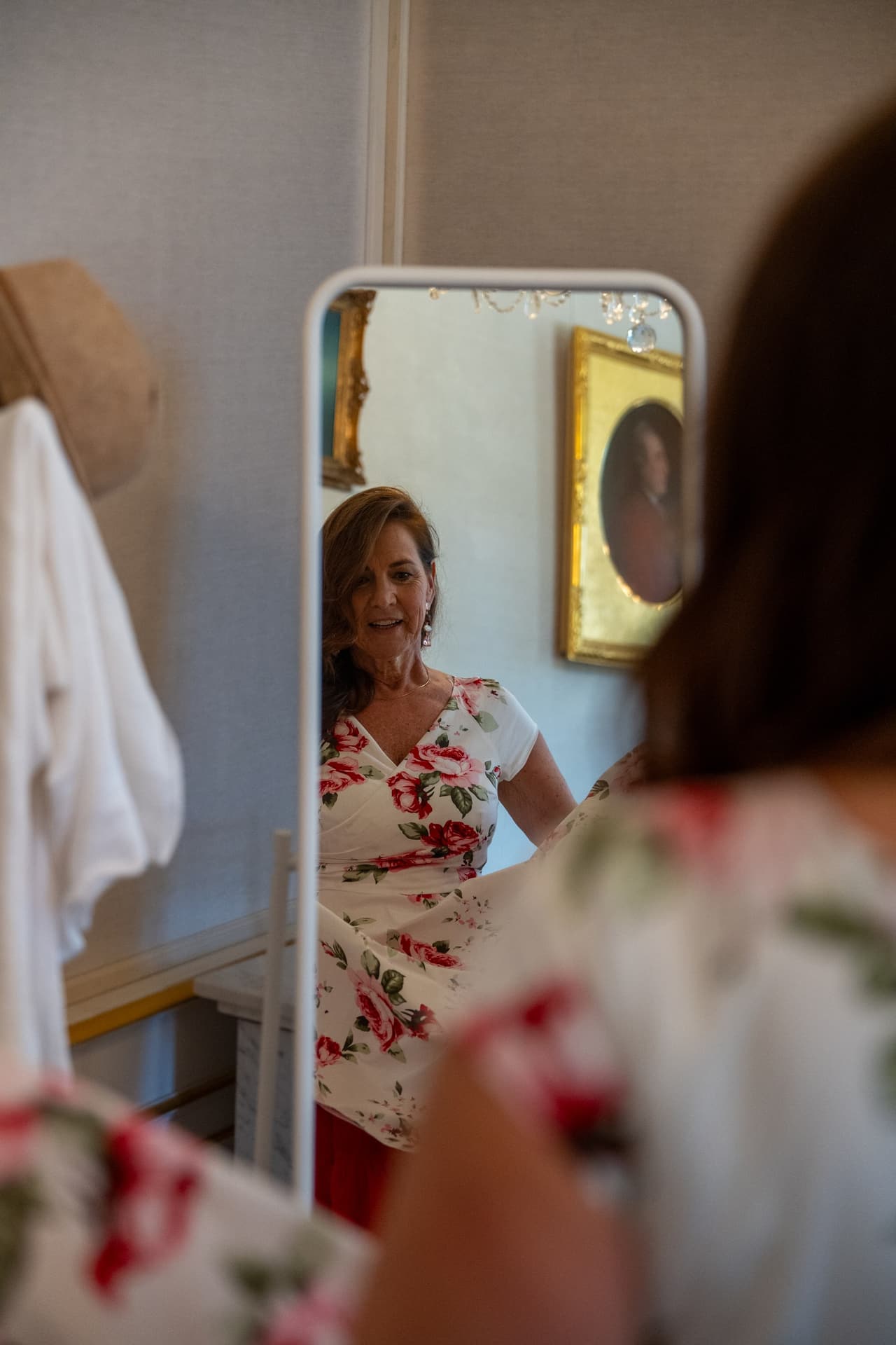 Braut beim Getting Ready im Schloss Friedrichsfelde, Blick in den Spiegel