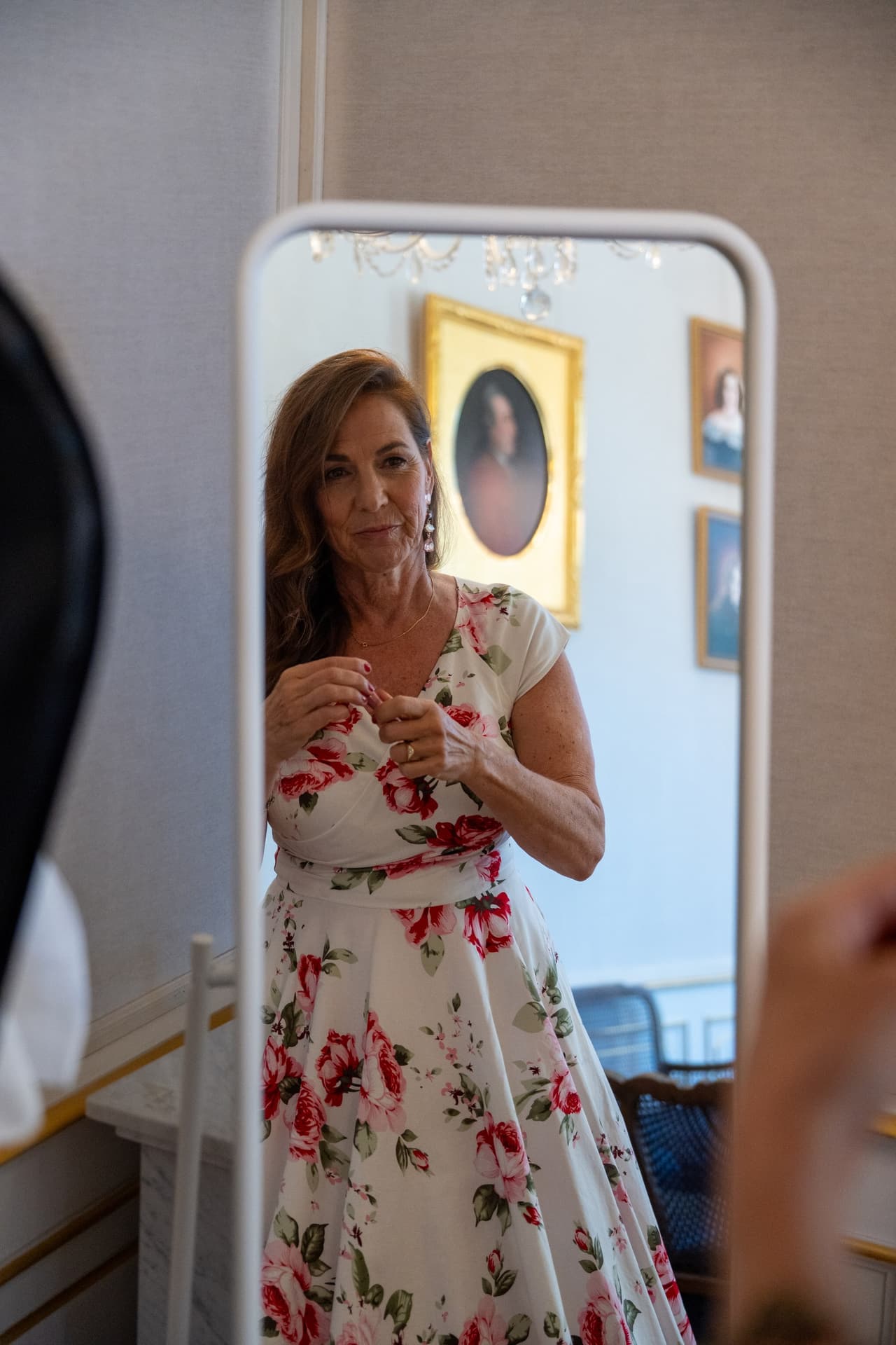 Braut im Rosenkleid beim letzten Blick in den Spiegel