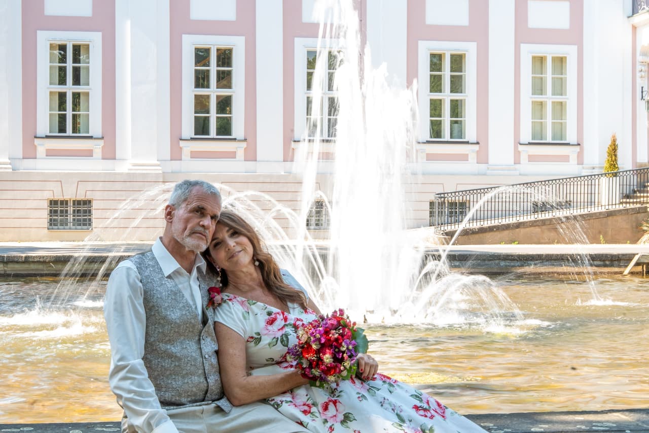 Brautpaar am Springbrunnen vor Schloss Friedrichsfelde