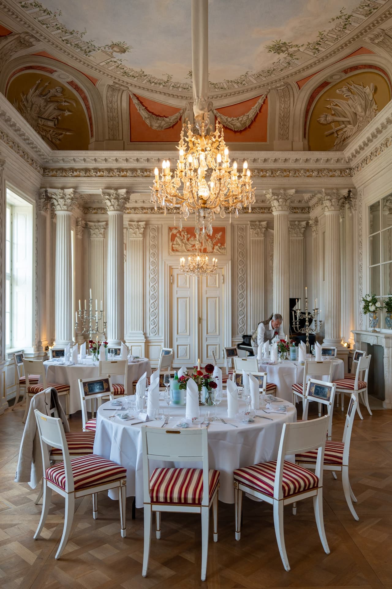Gedeckte Tafel für die Hochzeitsfeier im Festsaal von Schloss Friedrichsfelde