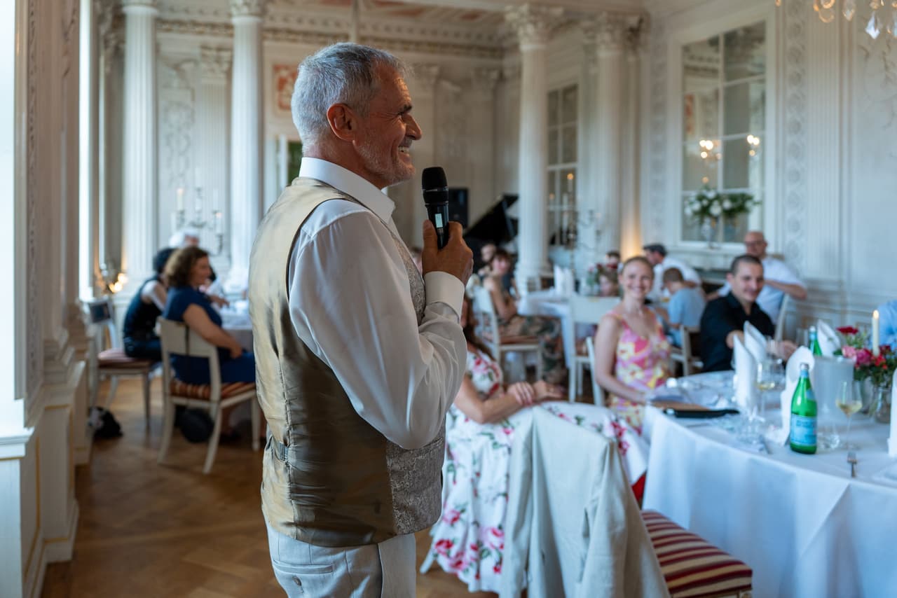 Rede des Bräutigams beim Hochzeitsessen
