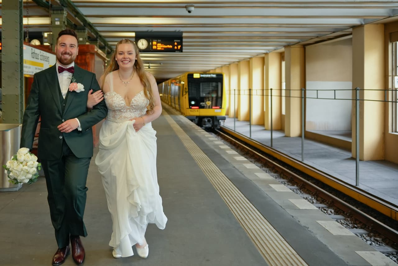 Brautpaar auf dem Bahnsteig der U-Bahn-Station Rathaus Schöneberg – urbane Hochzeitsfotos in Berlin