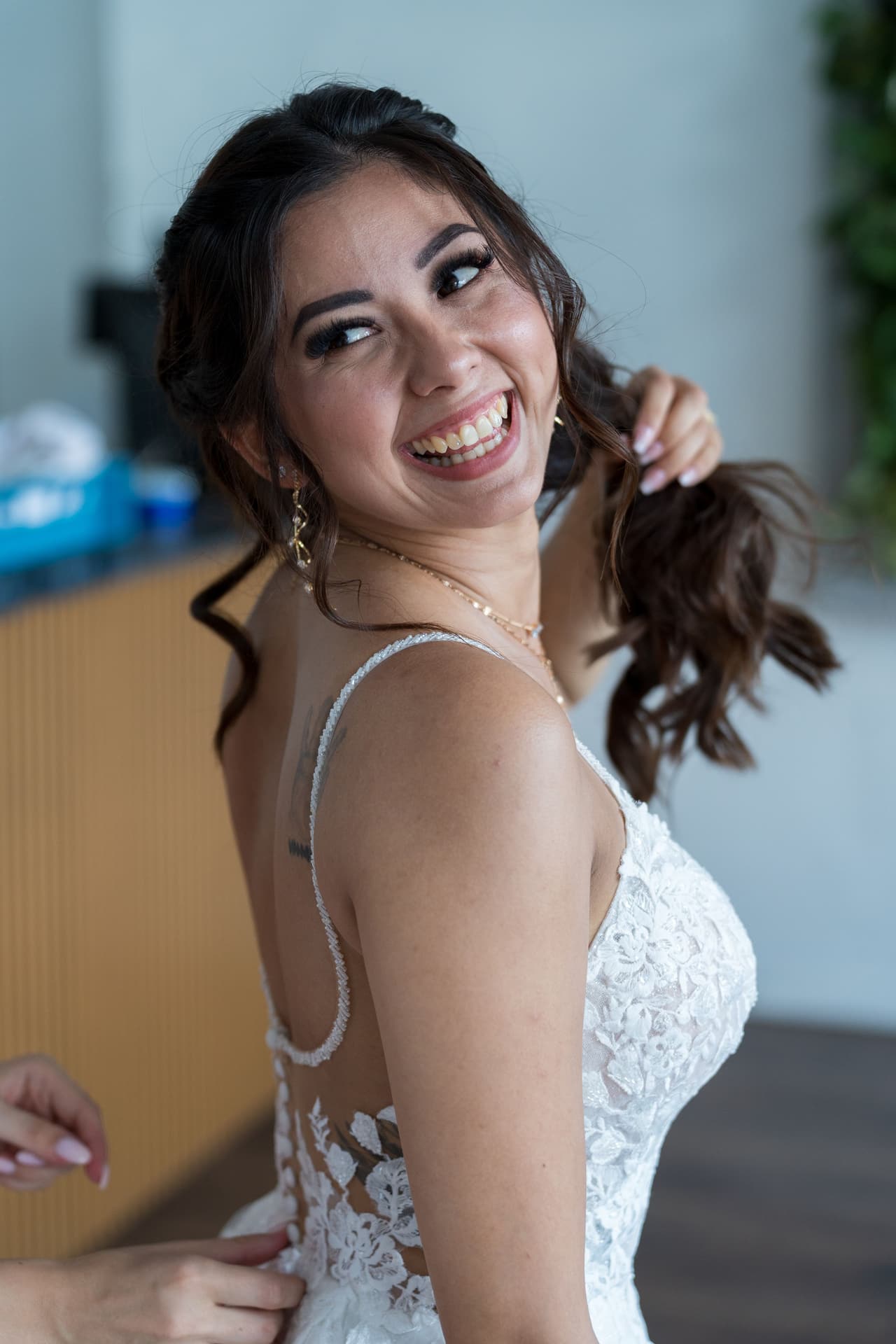 Freie Trauung an der White Spreelounge Berlin, natürliche Braut Portrait Aufnahme vor der Zeremonie, Hochzeitsfotografin Berlin