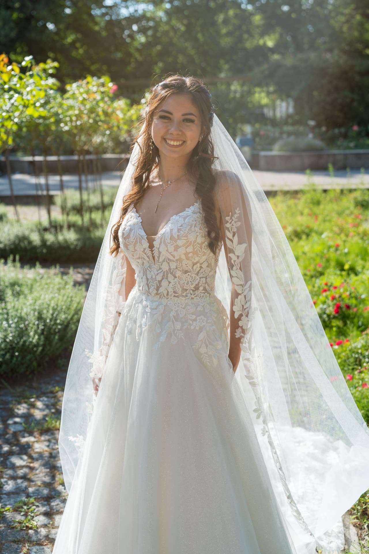 Braut im Hochzeitskleid bei Sonnenlicht im Grünen, Hochzeitsfotografin Berlin begleitet die freie Trauung