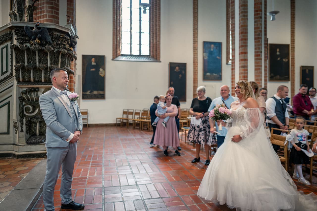 Hochzeit im Spandau, kirchliche Trauung St.-Nikolai-Kirche, Braut geht zum Bräutigam durch den Mittelgang