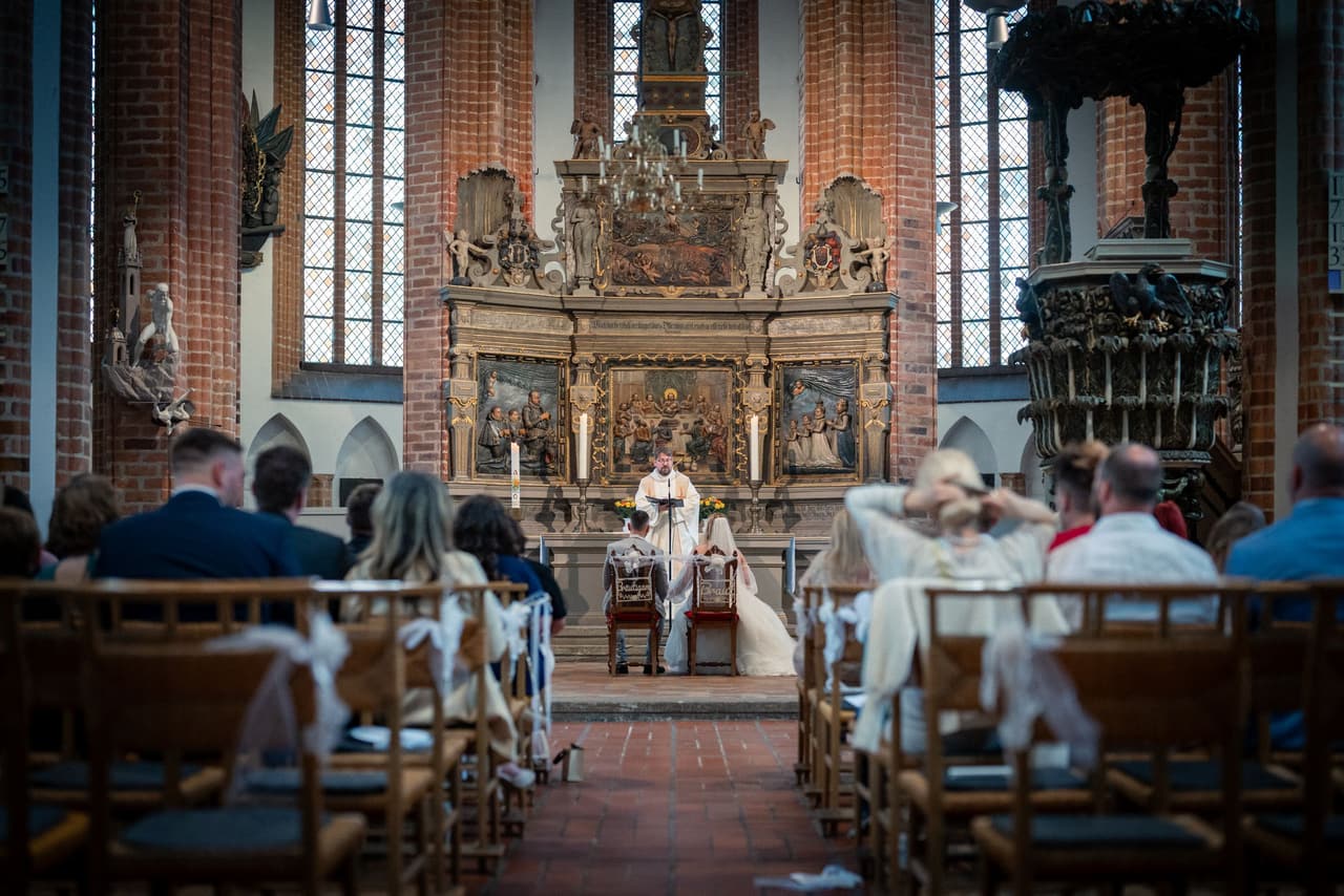 Hochzeit im Spandau, kirchliche Hochzeit St.-Nikolai-Kirche, Blick durch das Kirchenschiff auf das Brautpaar