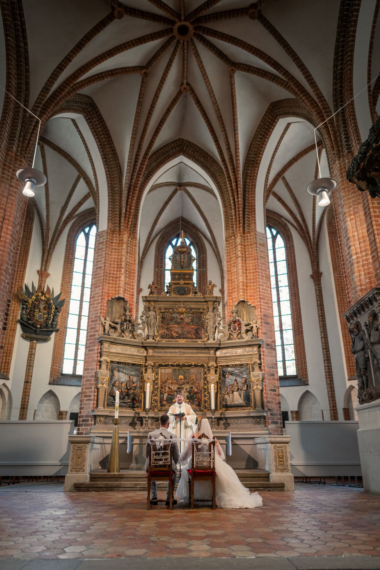 Kirchliche Hochzeit St.-Nikolai-Kirche Spandau, Gesamtansicht des Kirchenraums mit Altar und Brautpaar