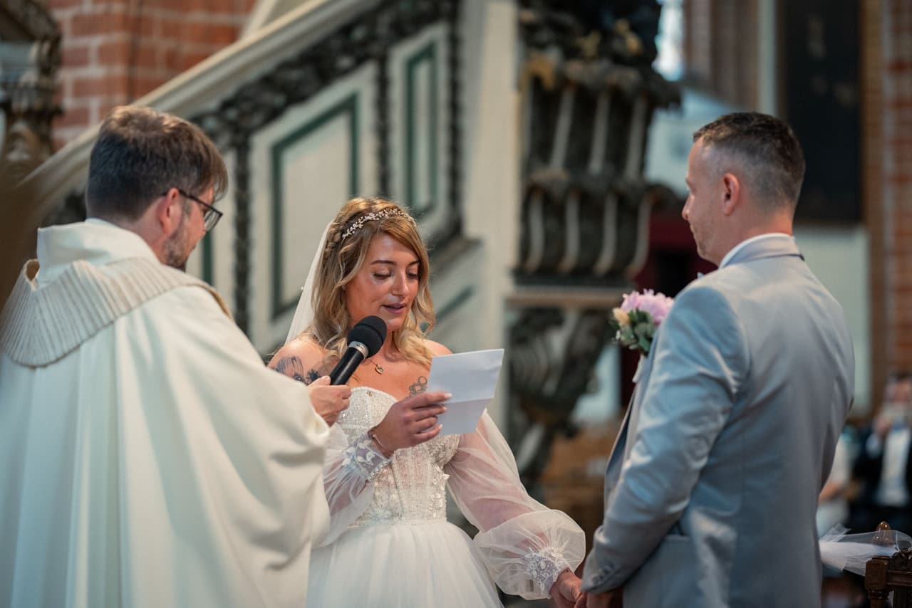 Kirchliche Hochzeit St.-Nikolai-Kirche Spandau, Trauungszeremonie mit Pfarrer und Brautpaar