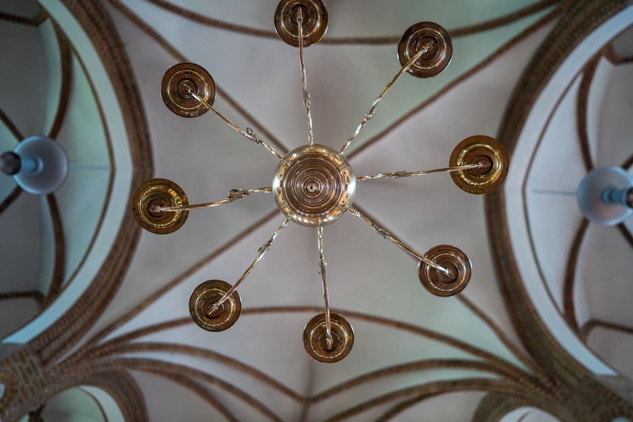 Kirchliche Hochzeit St.-Nikolai-Kirche Spandau, Blick zur kunstvollen Decke im Kircheninneren