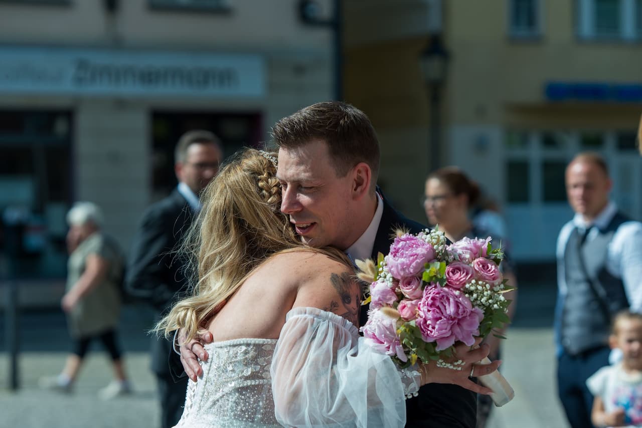 Hochzeit im Spandau, emotionale Umarmung des Brautpaares nach der kirchlichen Trauung
