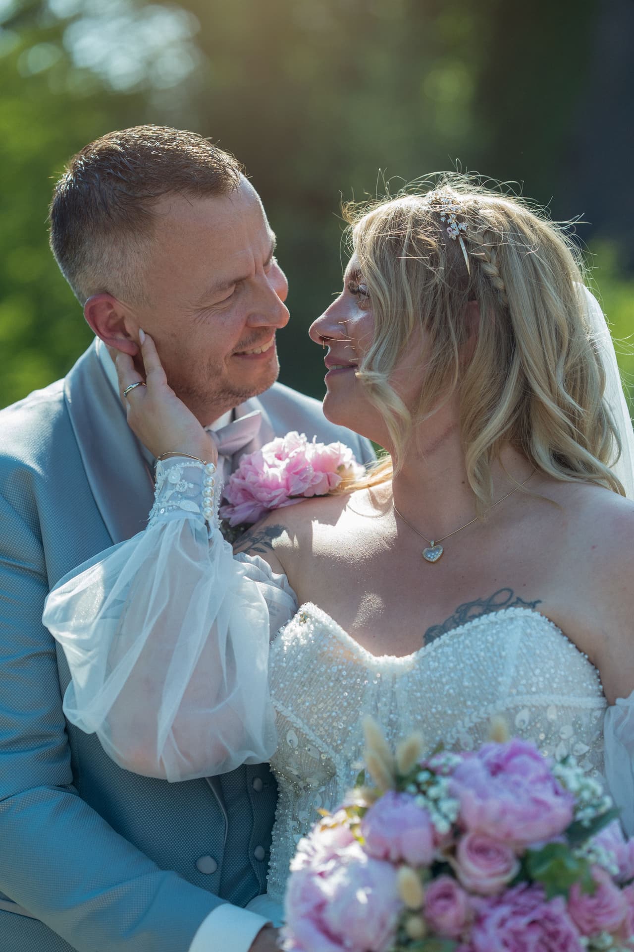 Brautpaar Fotos an der Zitadelle Spandau, natürliches Paarportrait nach der kirchlichen Hochzeit