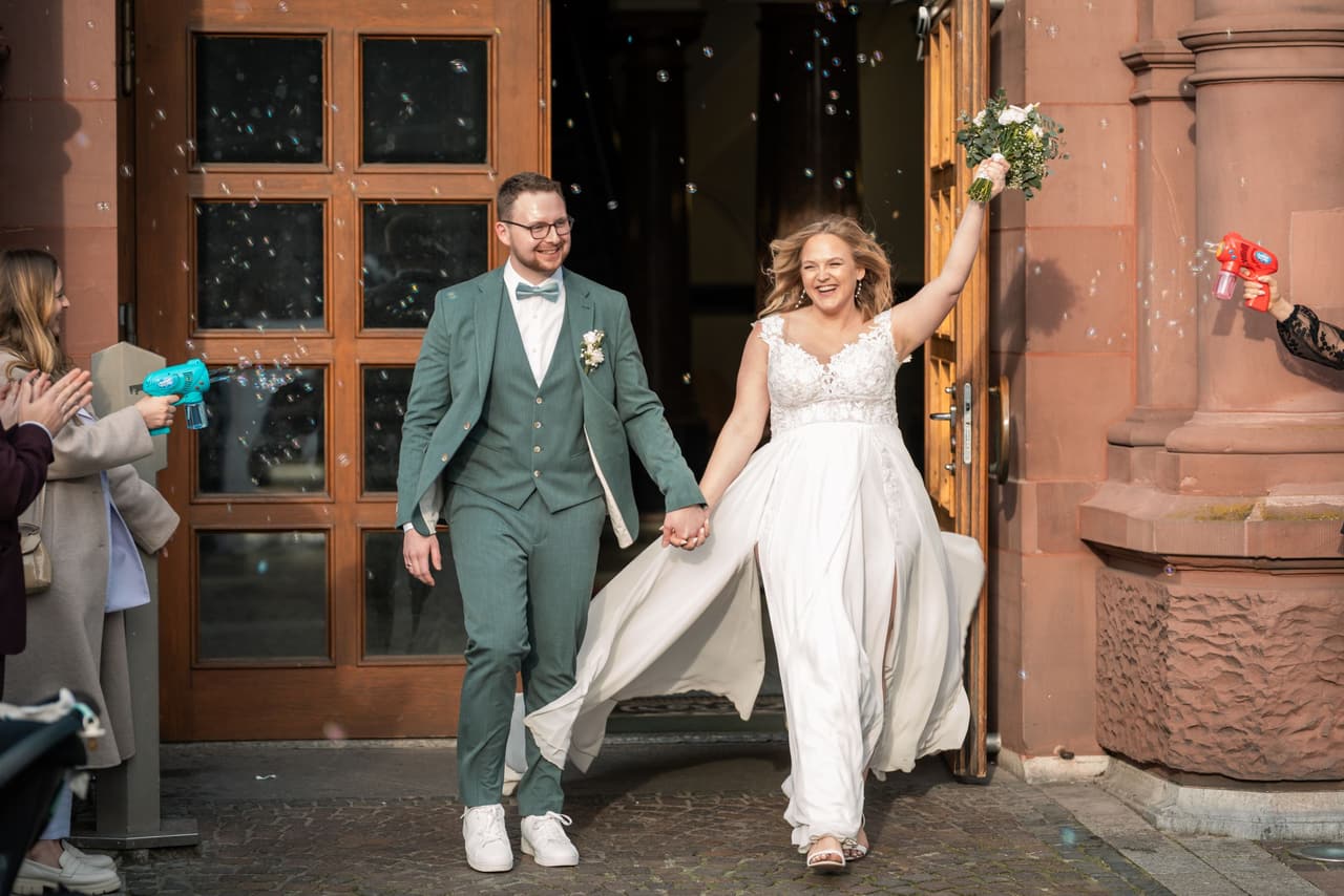 Hochzeit im Standesamt Dortmund, Brautpaar verlässt das Standesamt jubelnd nach der Trauung