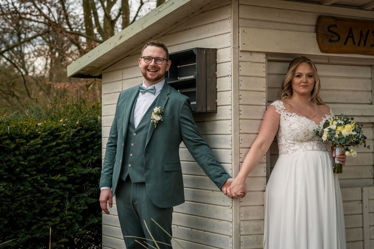 Hochzeit im Standesamt Dortmund, Brautpaar hält Händchen nach der standesamtlichen Hochzeit