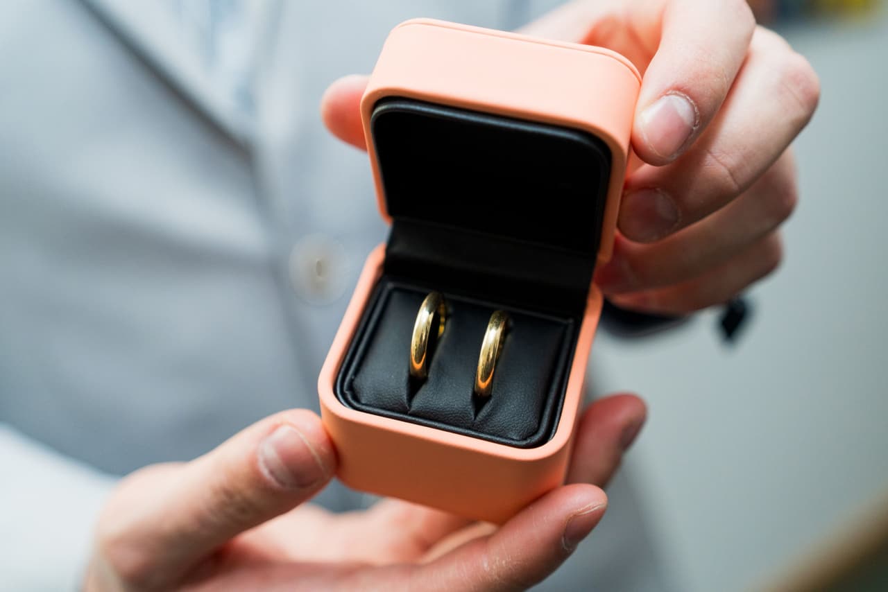 Hochzeit im Standesamt Marzahn Hellersdorf, Eheringe im Ringkästchen als Hochzeitsdetail