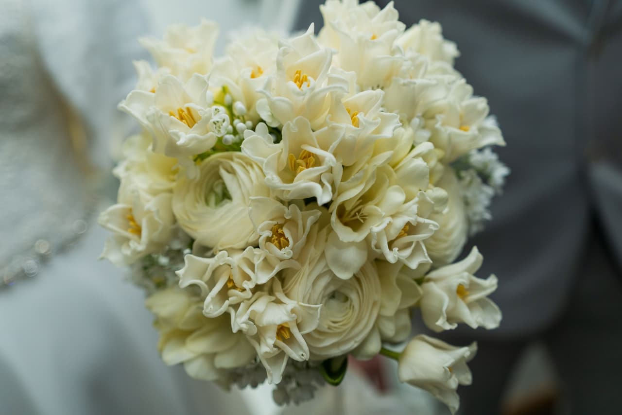 Hochzeit im Standesamt Marzahn Hellersdorf, Detailaufnahme des Brautstraußes mit hellen Blumen