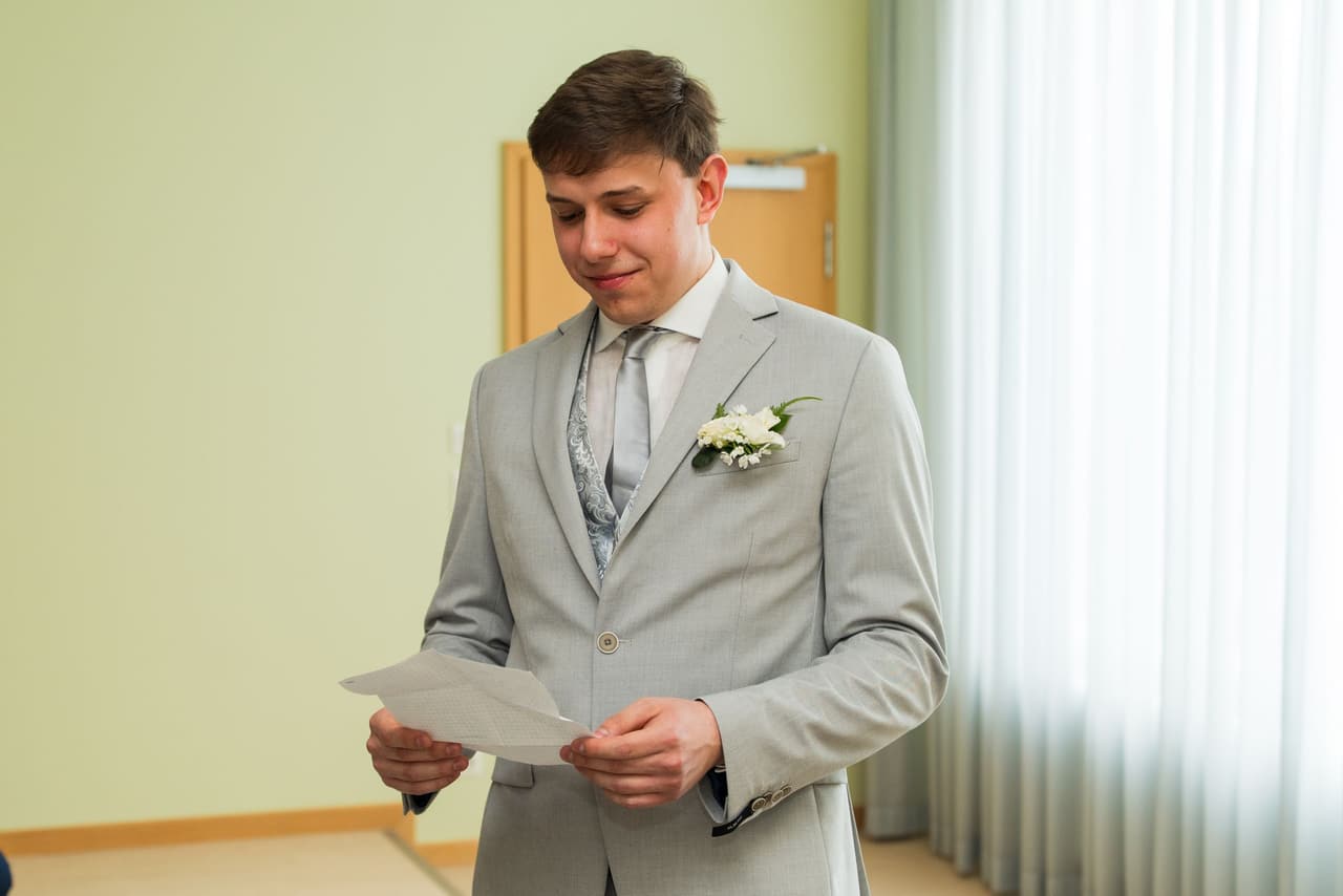 Hochzeit im Standesamt Marzahn Hellersdorf, Bräutigam liest seine Worte während der standesamtlichen Trauung