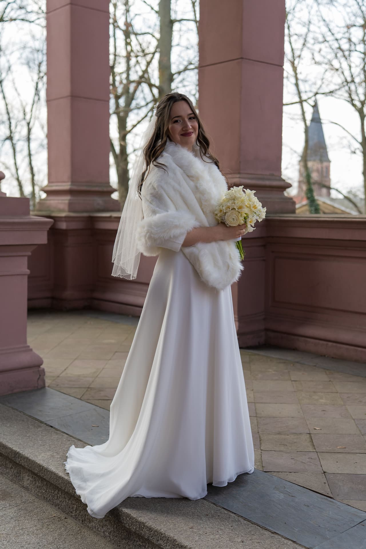 Hochzeit im Schloss Biesdorf Berlin mit Brautpaar vor dem Haupteingang