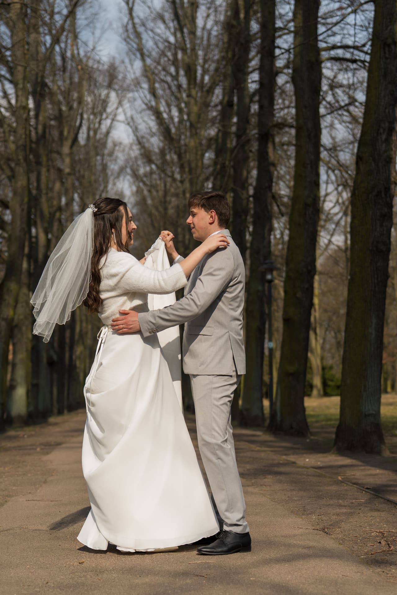 Brautpaar Fotos im Grünen nach der Hochzeit im Schloss Biesdorf Berlin